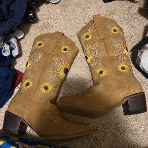Womens cowboy boots size 6